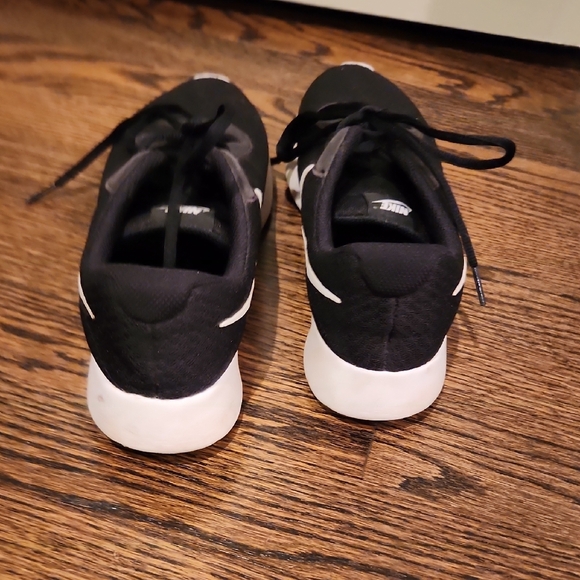 Nike Tanjun Black and White Athletic Shoes - Picture 6 of 9